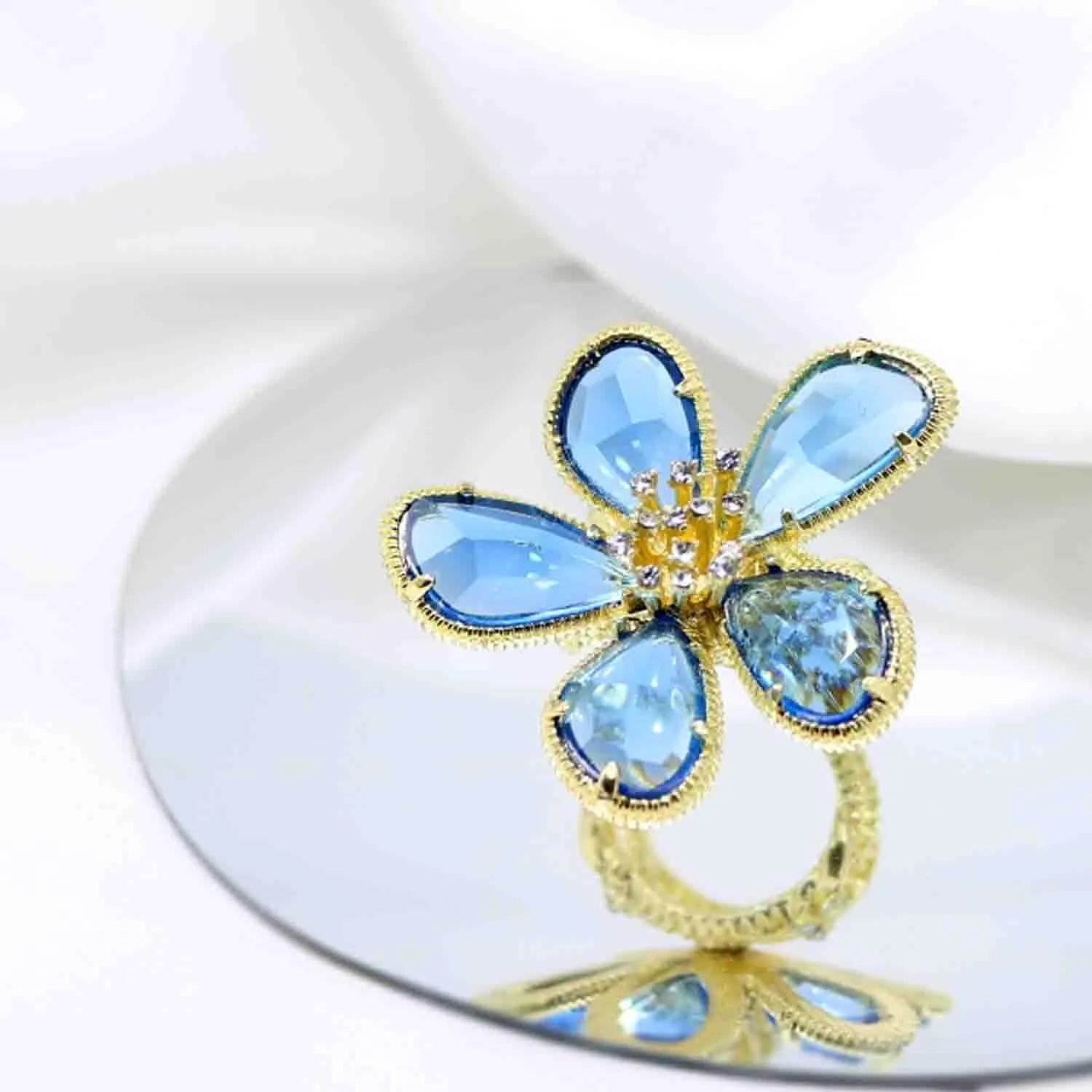 Adjustable Crystal Love Heart Cocktail Rings Elegant Open Rhinestone Engagement Wedding Statement Rings Uniquely Fashion Jewelry for Women Gift