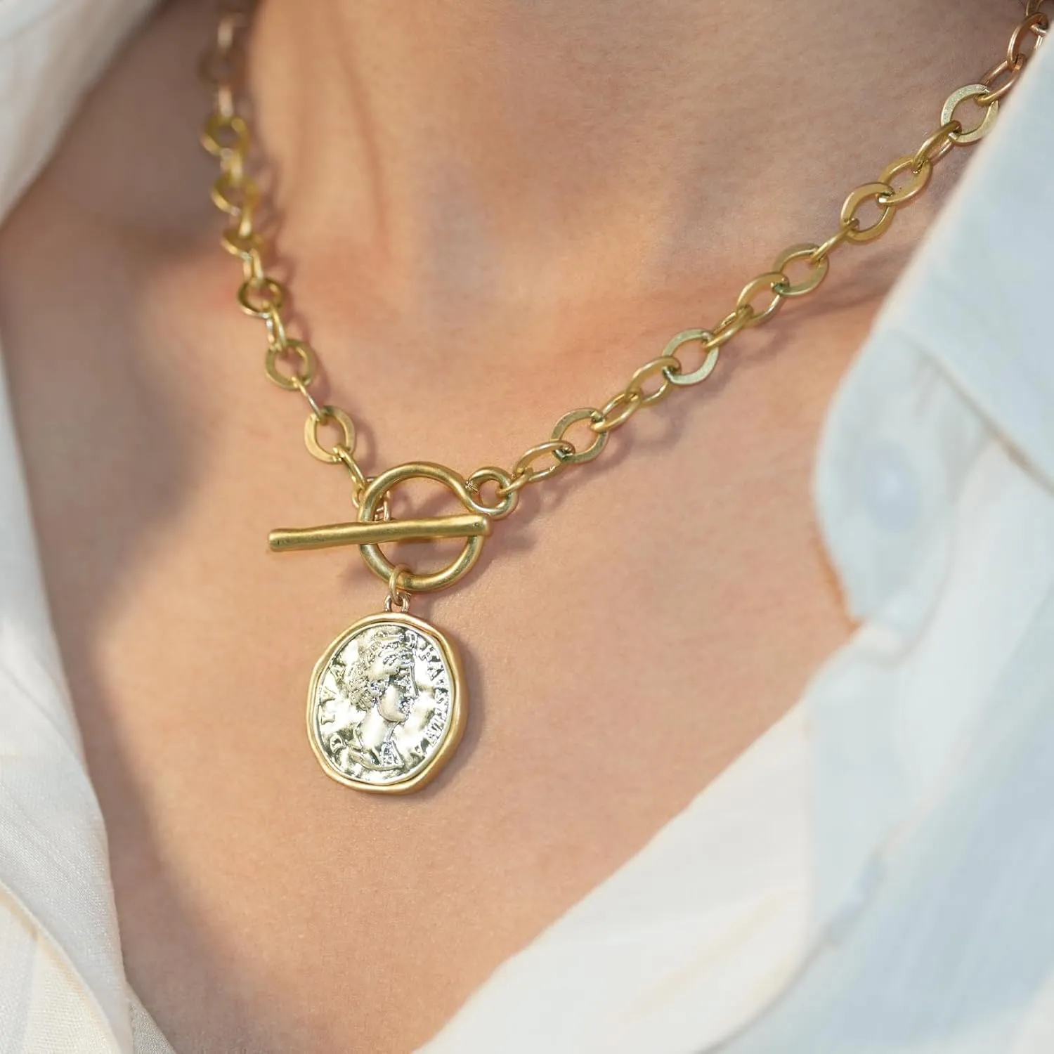 Chunky Gold Coin Pendant Necklace Trendy Layered Statement Chain for Women, Antique Toggle Design with Thick Link, Fashionable Necklaces for Women