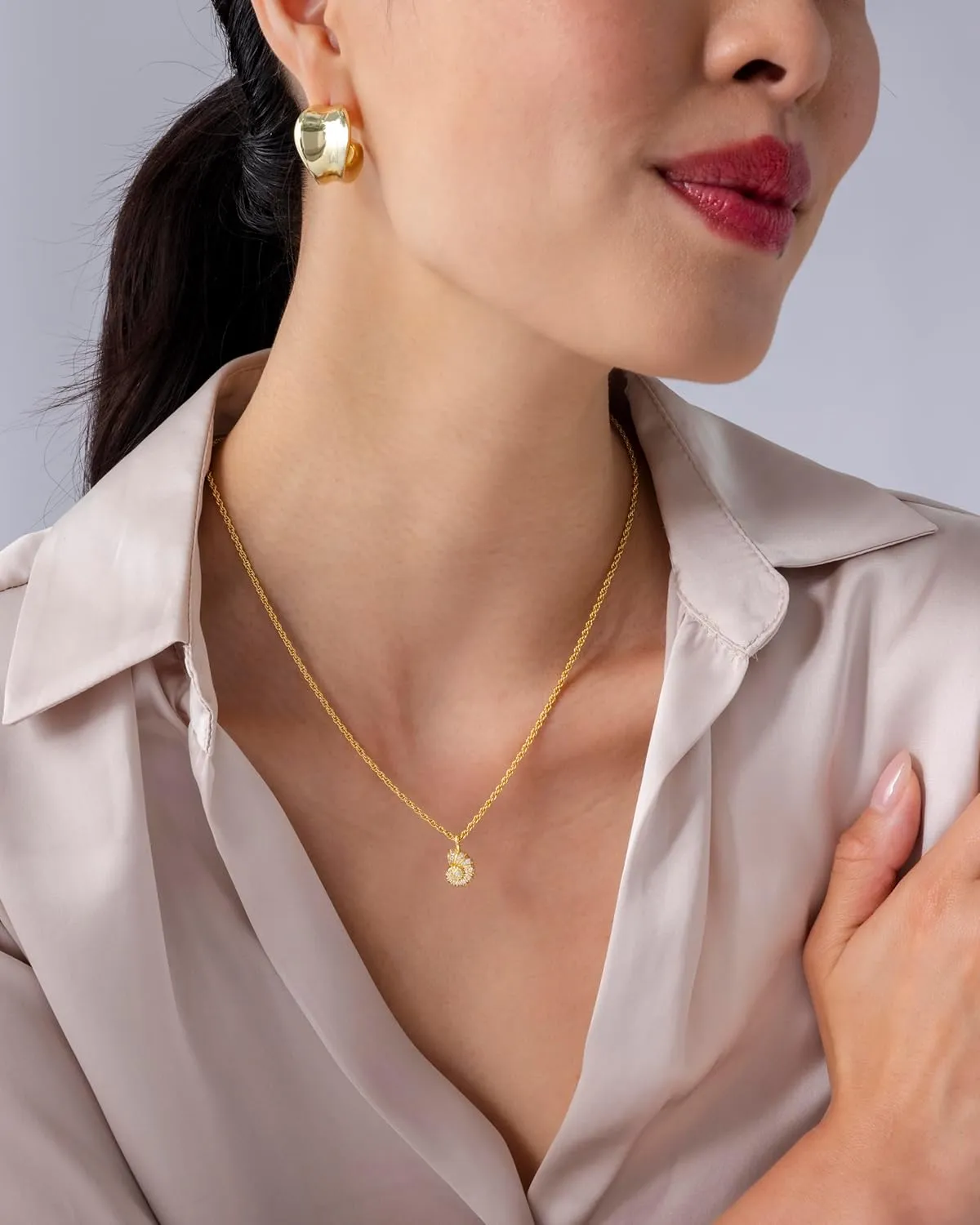 PAVOI 14K Gold Plated Dainty Statement Pendant Necklaces for Women - Hammered Circle Beachy Summer Conch Seashell Pendants - Knit Tightened Rope Chain Necklace