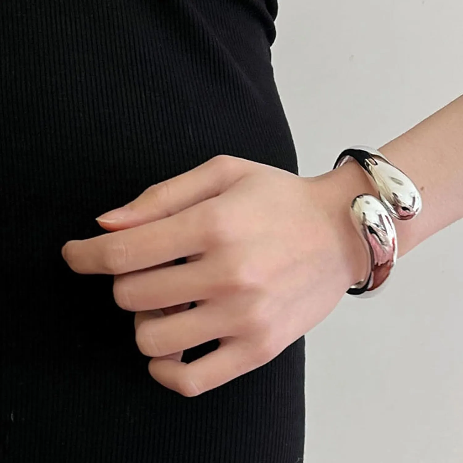 Roe Dolph Gold Cuff Bangle Bracelets for Women Chunky Gold Bracelets Minimalist Open Wide Cuff Bracelets Gold Cuff Bracelet Trendy Gold Bangle Bracelet Jewelry Stocking Stuffers Gifts
