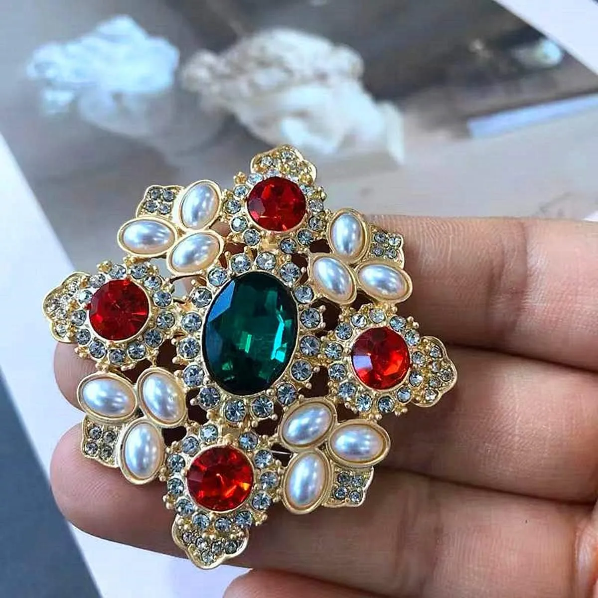 Vintage Antique Baroque pin Style Brooches Pin Red Green Shiny Cubic Zirconia Brooch Pin Scarf Holders for Women